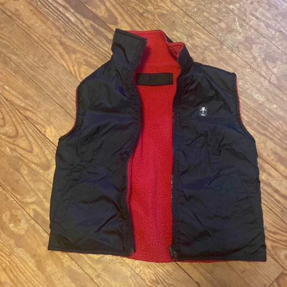 PEACE vest. Reversable.Cozywater repelant. Perfect over a hoodie or sweatshirt. - Picture 2 of 6